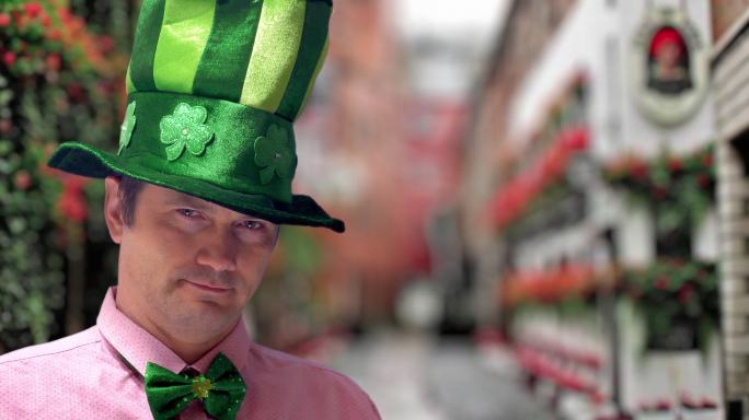 圣帕特里克节戴绿帽的魔术师表演魔术