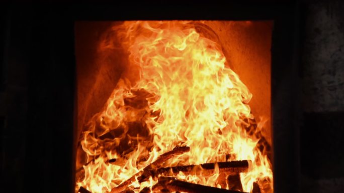 用木柴和火焰燃烧的壁炉
