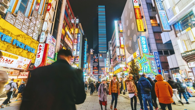 在日本东京市的街道上，一群不明身份的人走在夜晚的新宿时间流逝