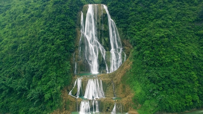 中国贵州安顺滴水滩瀑布鸟瞰图。