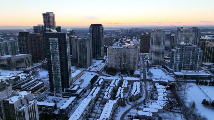 加拿大多伦多北约克市夜间照明下的冬季城市景观鸟瞰图