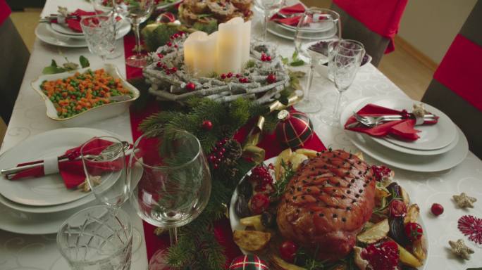 圣诞晚餐，配上釉假日火腿、丁香、蔬菜、肉馅饼和蛋酒橘子馅饼
