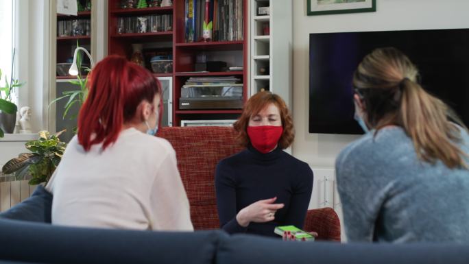 女性心理治疗师在治疗期间戴上防护面罩