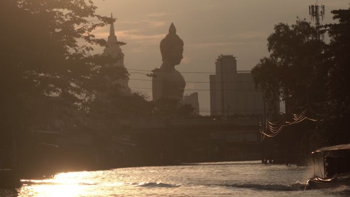 傍晚日落时分，泰国曼谷的大佛雕像。