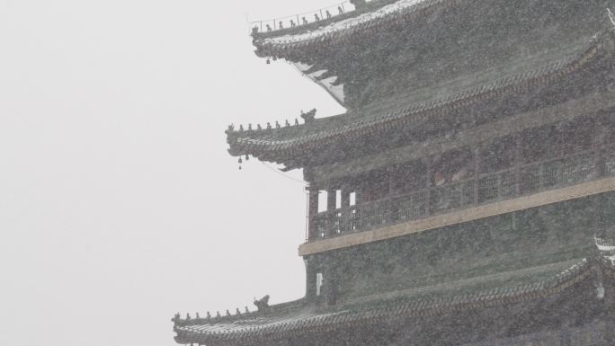 中国西安，雪域中的古老钟楼。