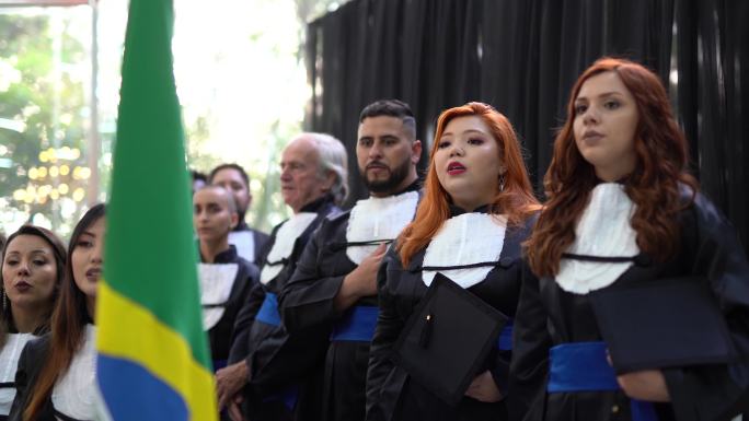巴西毕业生唱国歌唱歌