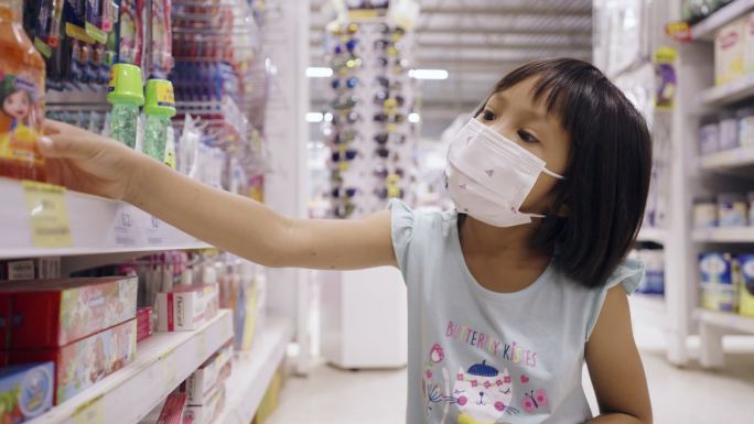 亚洲小女孩周末步行去超市购物看超市