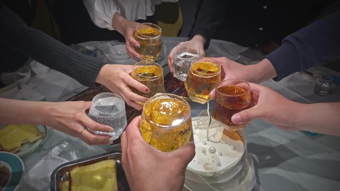 朋友聚会碰杯