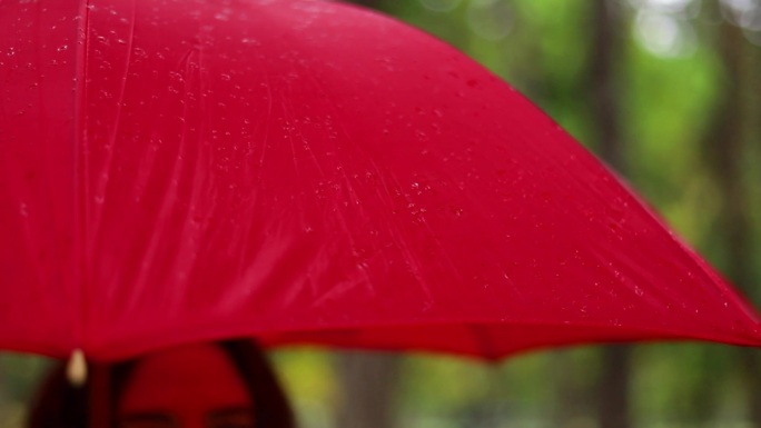雨点雨伞红色雨伞浪漫向左走向右走
