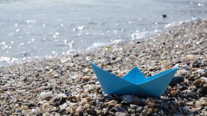 海滩上的蓝纸船海边