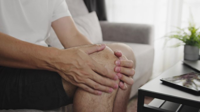 亚洲男子按摩膝盖疼痛和感觉不好。触发点医疗保健概念