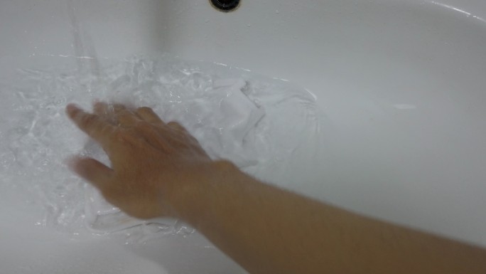 4K男子在洗脸盆中洗手
