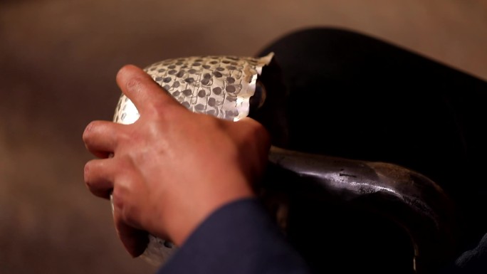 日本匠人师傅纯手工锻打锤纯银壶细节