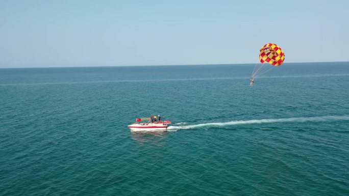 原创 广西北海涠洲岛海滨水上滑翔伞航拍