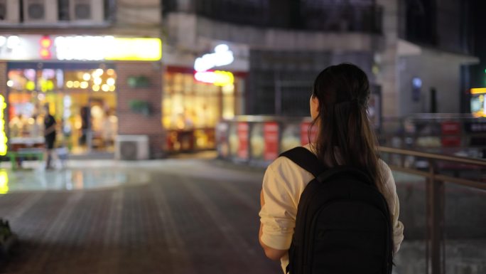 走在夜市街上的年轻旅行者