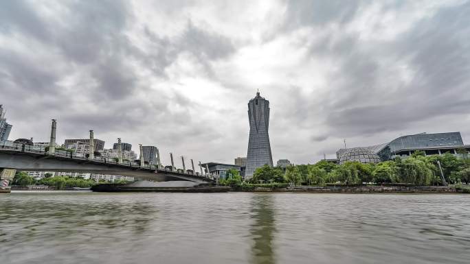 大雨前的西湖文化广场