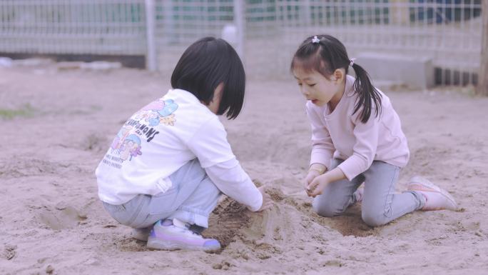 小清新风格：两个小女孩玩沙子