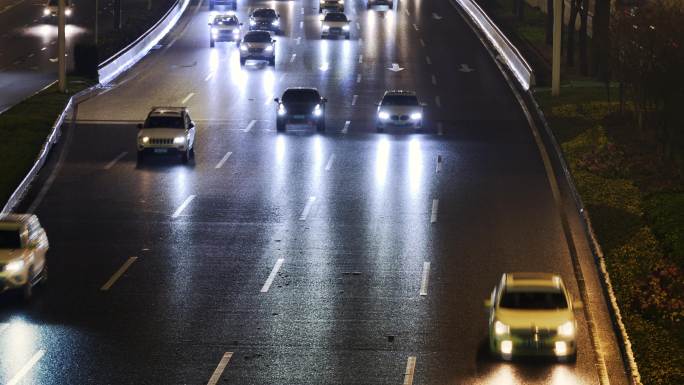 夜晚道路上的车流