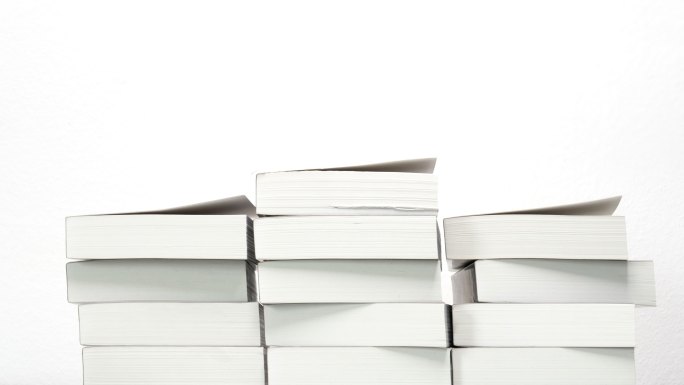 平装书堆积如山书变多书堆积书增加