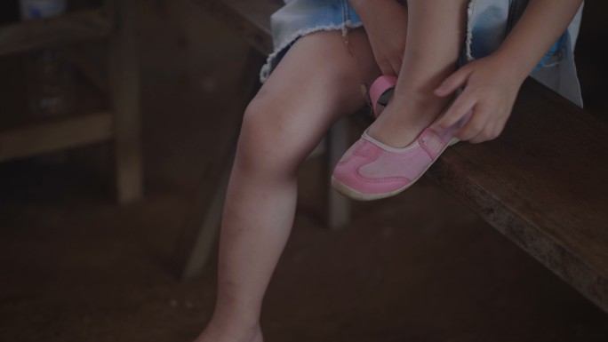 小女孩穿上鞋子粉色