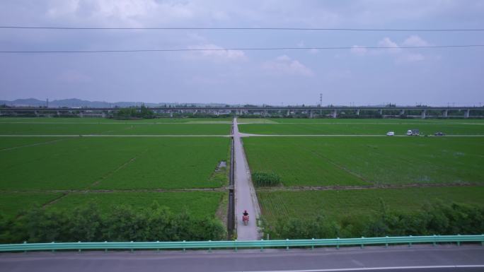 摩托车行驶在乡间小路上