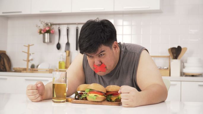 泰国超重男子因禁止吃汉堡包和啤酒等不健康食品而非常愤怒