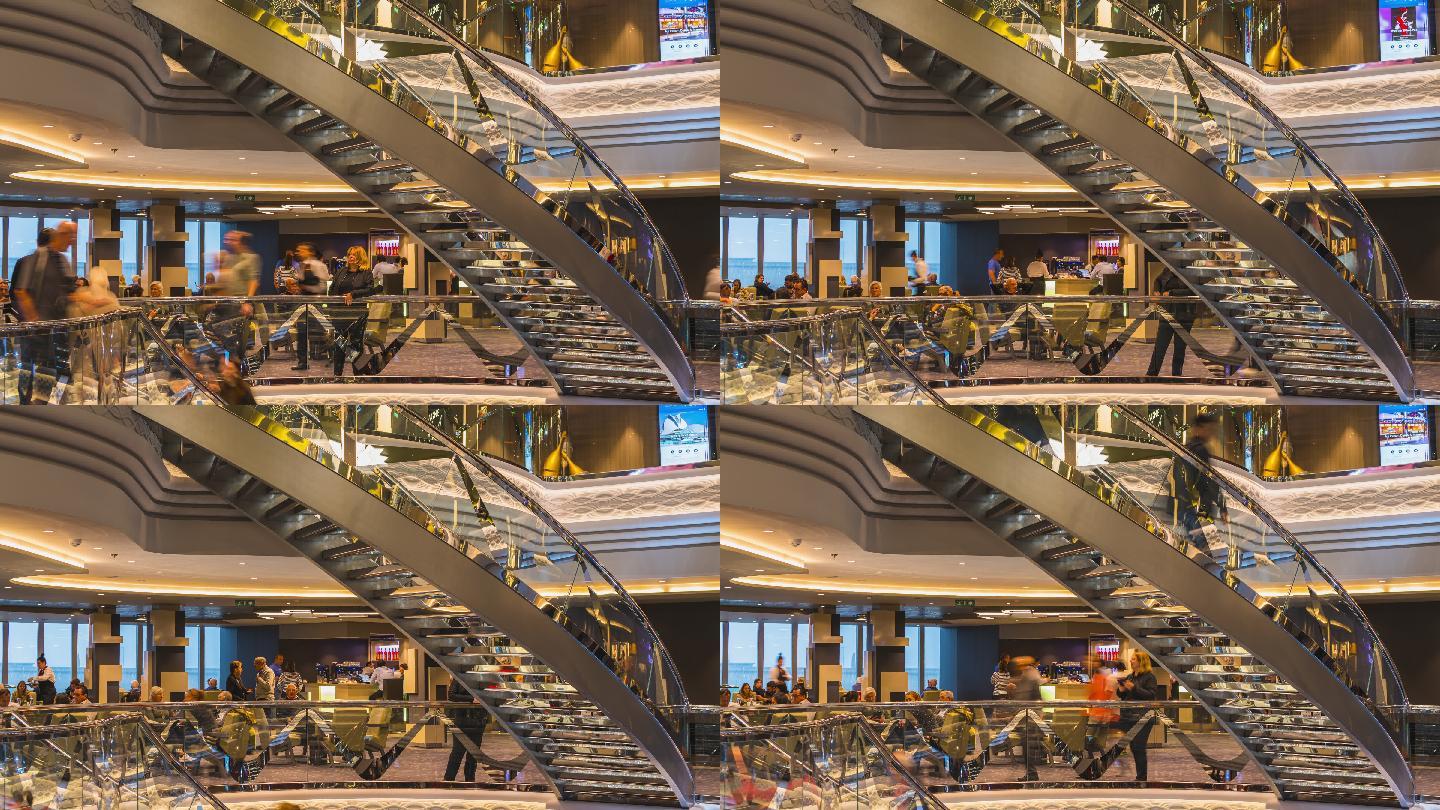 一艘豪华游轮的主大厅里聚集着乘客的超时空镜头