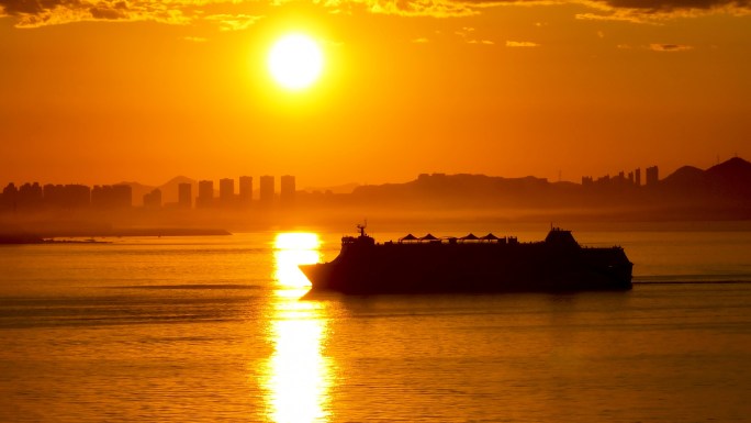 海上航行的客轮 轮船 逆光 日出
