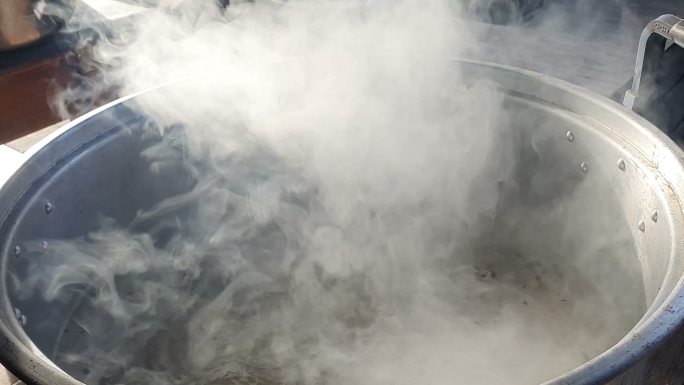沸水和蒸汽俯视图沸水和蒸汽