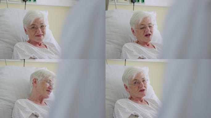 住院妇女在康复中心与医生交谈