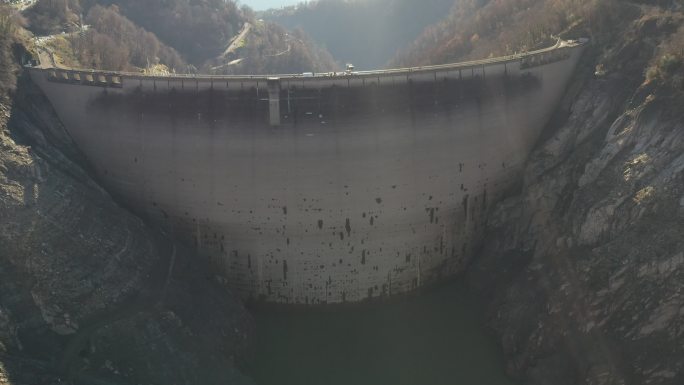 无人驾驶飞机拍摄了山中一座大坝，大坝后面的水位很低