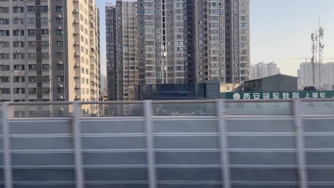 高铁动车中窗外的城市建筑群