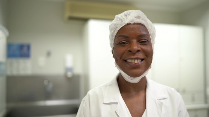 一位成年女医生在医院摘下口罩微笑的肖像