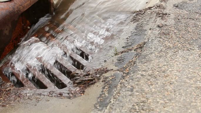 从雨水沟流下的水排污排水管道