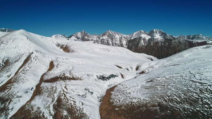 西藏高原连绵不断的雪山航拍