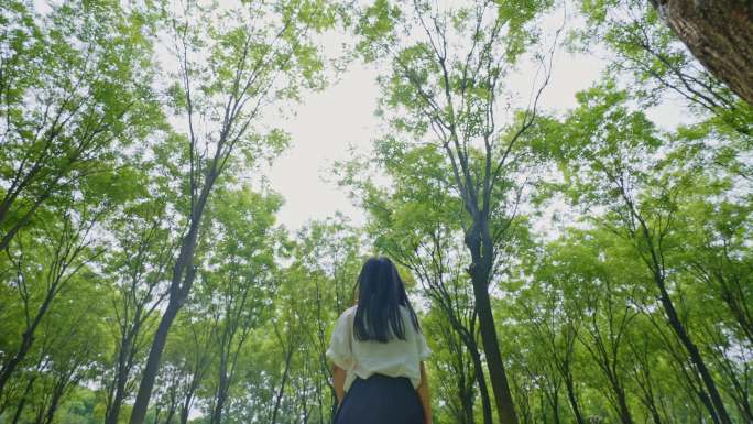 【4K原创】少女奔向大自然触摸自然
