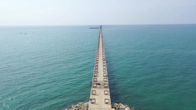 原创 广西北海涠洲岛海滨蓝桥自然风光航拍