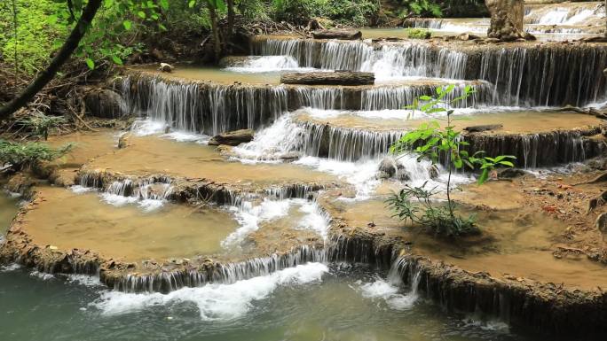 泰国坎查那布里Srinakarin大坝热带雨林怀美Khamin瀑布（四楼）。怀美Khamin瀑布是泰