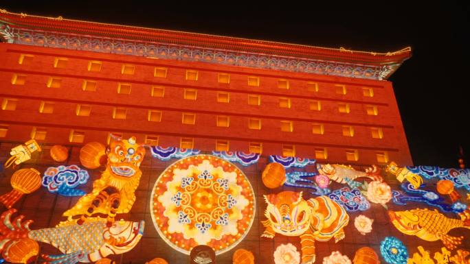 中国陕西西安，庆祝中国春节的古城墙上的灯笼视图