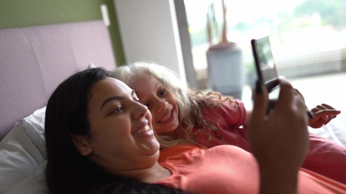患有斑疹伤寒的母女在家使用智能手机