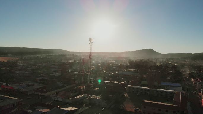 位于墨西哥奇瓦瓦州圣胡安尼托的通讯基站，位于马德雷斯山脉山区小镇，下面是小镇，无人机视频剪辑