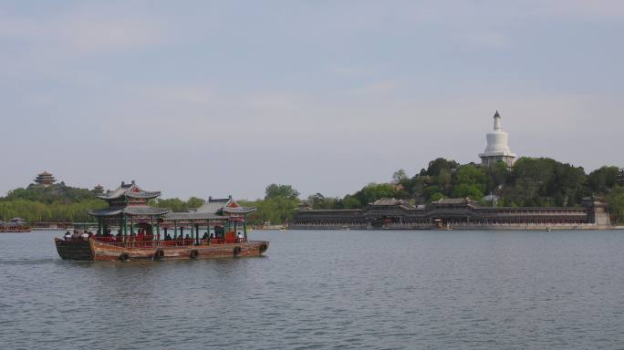 北京北海公园湖水小船