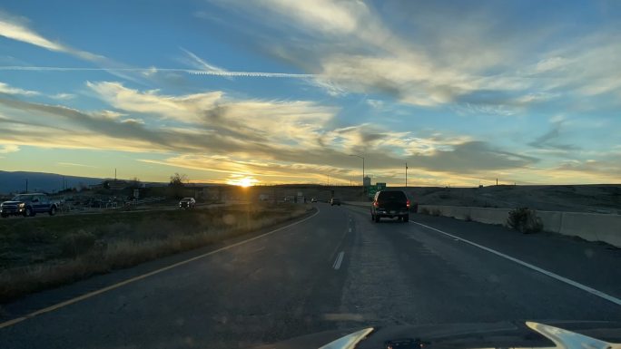 70号州际公路交通汽车驾驶员POV美国西部旅行和旅游科罗拉多西部美丽的日落和云景交通基础设施延时视频