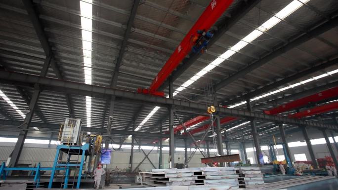 钢结构建筑材料厂生产车间电动行车门吊