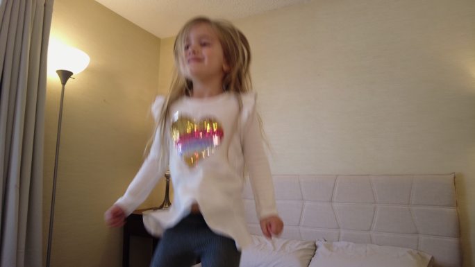 小女孩冒险活动在现代卧室中跳跃和玩耍家庭4K视频系列