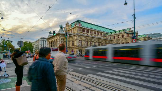 奥地利维也纳，维也纳，交通道路和人们走在维也纳歌剧院前的延时日落场景