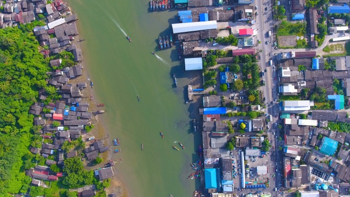 美丽港口和沿海渔村的俯视镜头，航空视频