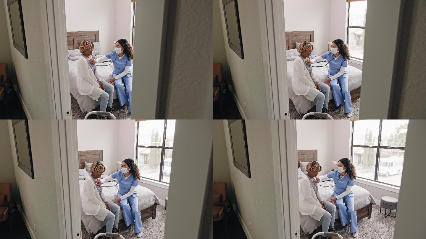 家庭护理护士在家访期间倾听老年患者的呼吸