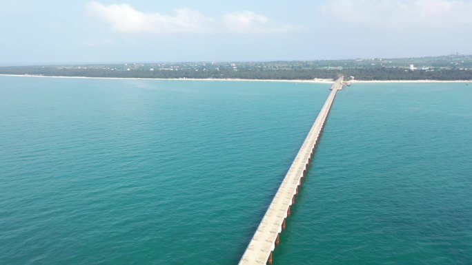 原创 广西北海涠洲岛海滨蓝桥自然风光航拍