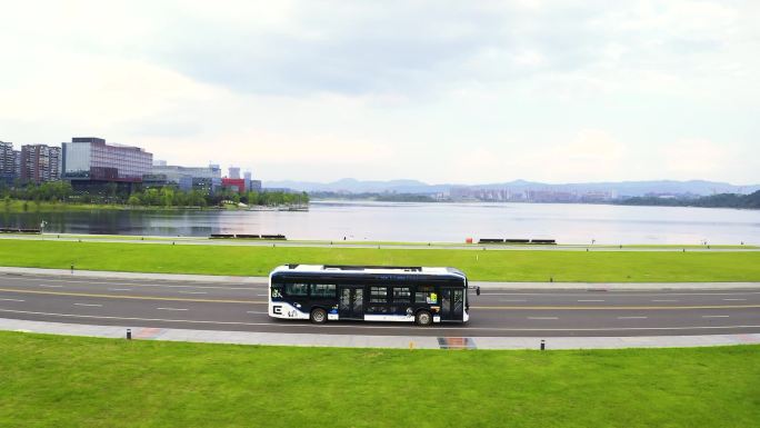 航拍公交车(大巴车)行驶在公园城市
